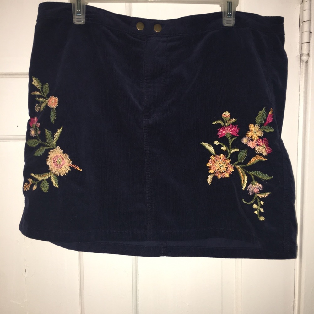 Corduroy skirt with floral embroidery